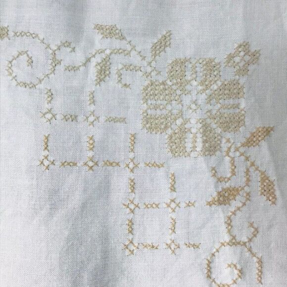 Tablecloth Vintage Cotton Cross Stitch 46'' x 50" - Picture 2 of 5